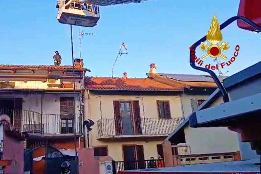 Canna fumaria in fiamme, interviene l'autoscala - video Canna fumaria in fiamme, interviene l'autoscala - video