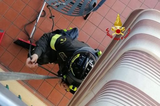 Malore in casa, i soccorritori si calano dal tetto