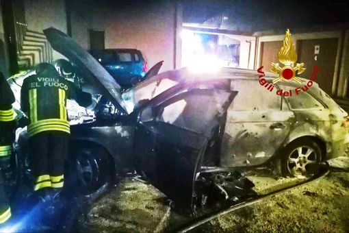 Auto in fiamme in un cortile di Tronzano Auto in fiamme in un cortile di Tronzano