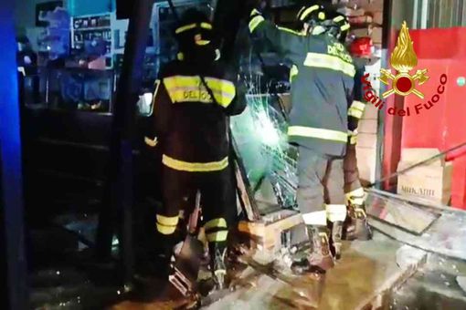 Sfondano la vetrina della tabaccheria - foto e video