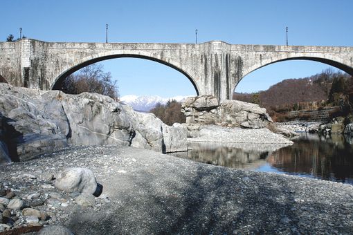 Il settecentesco ponte di Agnona, uno dei simboli di Borgosesia Il settecentesco ponte di Agnona, uno dei simboli di Borgosesia
