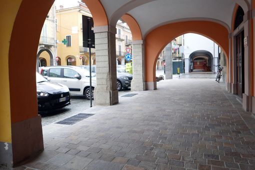 Con i fondi del Distretto del Commercio Gattinara riqualifica i portici