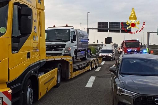 Sversamento di sostanze chimiche, impegnativo intervento dei Vigili del fuoco