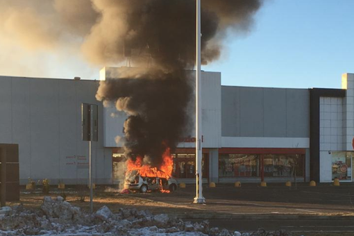 Le immagini della vettura di Simona Rocca in fiamme