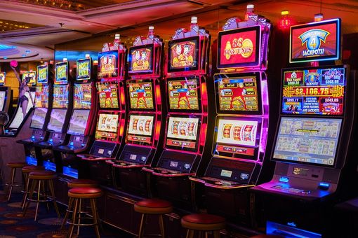 Perde 200 euro alla slot e, preso dalla rabbia, sfascia la macchina a pugni e calci Perde 200 euro alla slot e, preso dalla rabbia, sfascia la macchina a pugni e calci