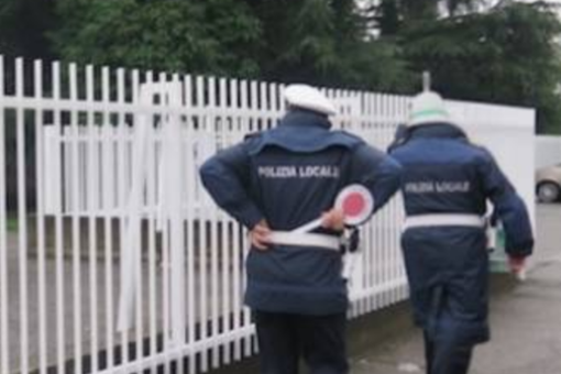 "Controlli e multe fuori dalla scuole: ci sono troppi assembramenti"