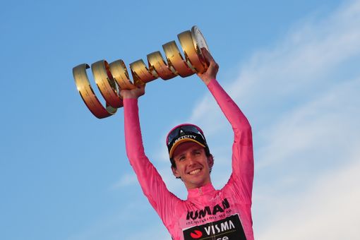 Il vincitore del Giro 2025 Simon Yates. Photo credits: LaPresse. Dal comunicato stampa Rcs Sport