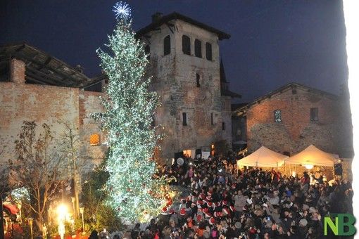 Il Borgo di Babbo Natale: La Magia del Natale Rivive nel Cuore del Ricetto di Candelo nel Biellese Il Borgo di Babbo Natale: La Magia del Natale Rivive nel Cuore del Ricetto di Candelo nel Biellese