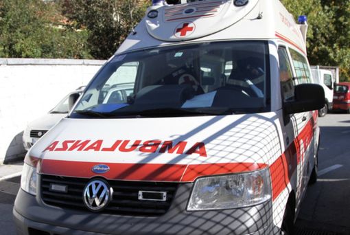 Ragazzino resta con il braccio incastrato in un montacarichi