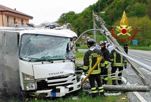 Camion fuori strada: conducente estratto dai Vigili del Fuoco Camion fuori strada: conducente estratto dai Vigili del Fuoco