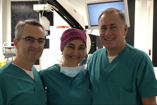 da sin: il dottor Marco Colombi, l'infermiera strumentista Franca Mazza e il dottor Vittorio Germinetti