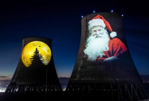 Il Babbo Natale dei record illumina le torri della centrale di Leri Il Babbo Natale dei record illumina le torri della centrale di Leri
