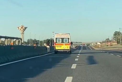 Ragazza a piedi sull'autostrada Torino-Milano: le auto l'hanno schivata per miracolo [VIDEO]