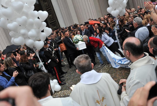 Straziante addio al piccolo Leonardo: "Gesù abbi cura di questo angelo" Straziante addio al piccolo Leonardo: "Gesù abbi cura di questo angelo"