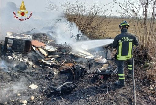 Incendio di masserizie sull'argine del canale Depretis Incendio di masserizie sull'argine del canale Depretis