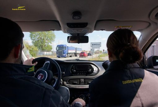 Guardia di Finanza, sette lavoratori in nero e 3 irregolari scoperti nei ristoranti del vercellese Guardia di Finanza, sette lavoratori in nero e 3 irregolari scoperti nei ristoranti del vercellese