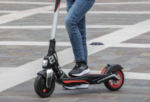 Trasportava droga a bordo del monopattino rubato: doppia denuncia