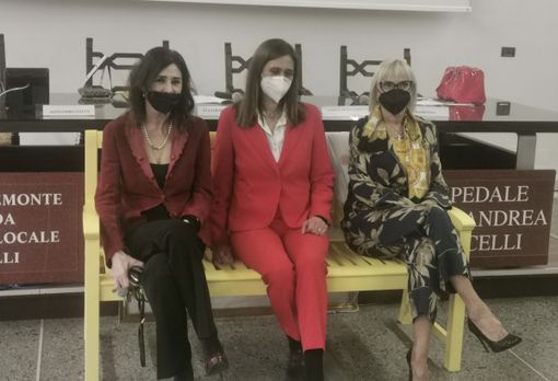 Giornata dell'Endometriosi: in ospedale una panchina gialla e un ambulatorio sul dolore pelvico