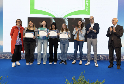 Doppio premio per quattro studentesse della 5ª ab del Liceo Classico Doppio premio per quattro studentesse della 5ª ab del Liceo Classico