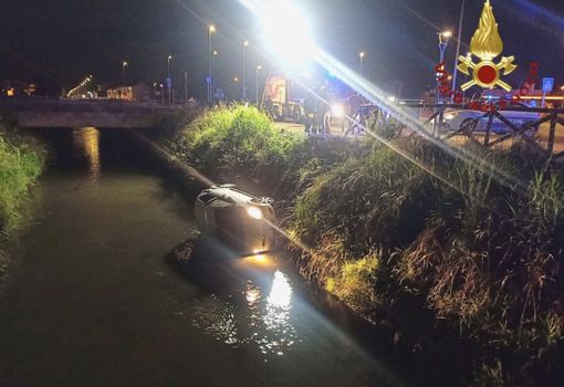 Fuori strada con l'auto: la corsa finisce nella roggia a Porta Torino