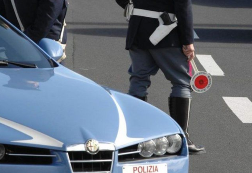 Aggredisce i poliziotti con un martello: caos all'autogrill di Viverone