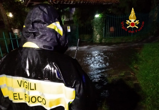 Tetti scoperchiati, allagamenti, persone bloccate negli ascensori: decine di interventi dei Vigili del Fuoco