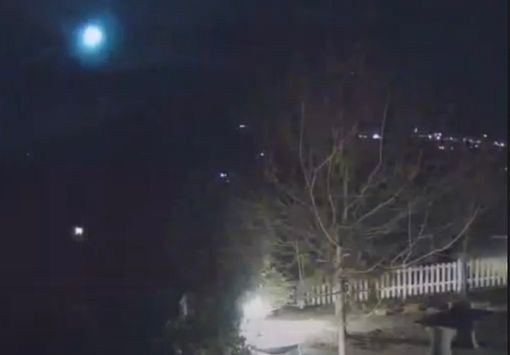 Luce di colore blu nei cieli della Valle Elvo, forse una meteora VIDEO