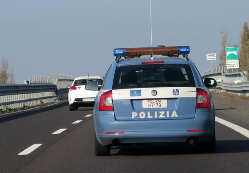 Rischia di soffocare per un boccone del panino Rischia di soffocare per un boccone del panino