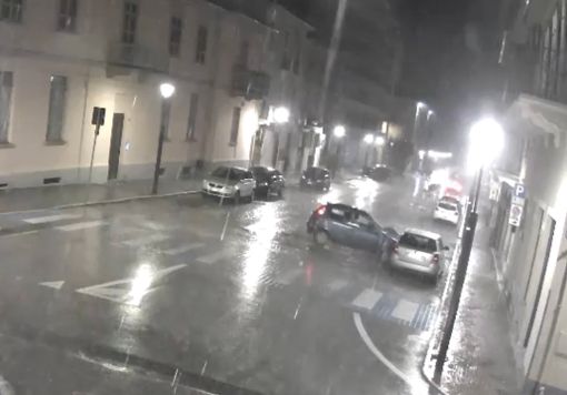 Colpisce un'auto in sosta e fugge: chi lo riconosce? - VIDEO Colpisce un'auto in sosta e fugge: chi lo riconosce? - VIDEO