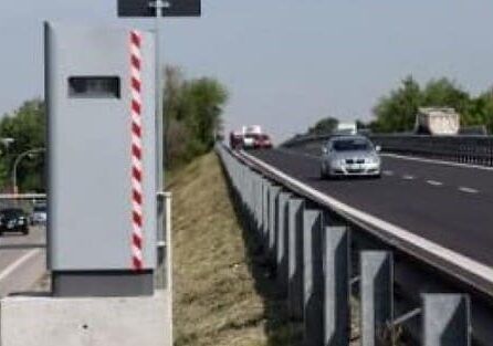 Sfreccia a 255 km l'ora sulla A26 a Sillavengo: multa annuallata, autovelox non omologato