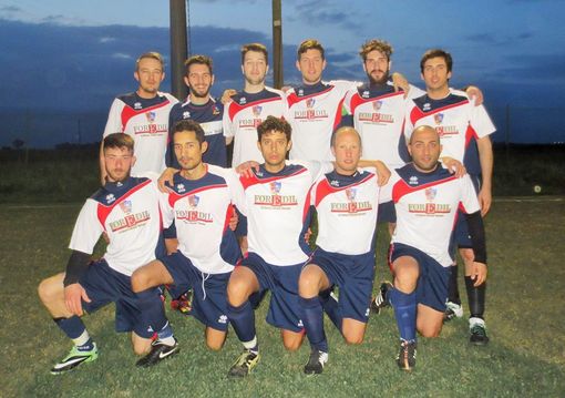 L'undici del Salasco sceso in campo contro il Caresanablot. In piedi da sinistra: Gila, Marinone, Coppeta, Pizzi, Badino, Russo. Accosciati: Totaro, Khliss, Calcagno, Consagra e De Maria L'undici del Salasco sceso in campo contro il Caresanablot. In piedi da sinistra: Gila, Marinone, Coppeta, Pizzi, Badino, Russo. Accosciati: Totaro, Khliss, Calcagno, Consagra e De Maria