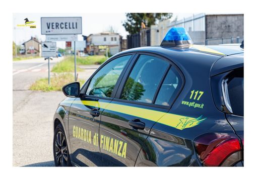 Maschere e articoli di carnevale, maxi sequestro della Finanza