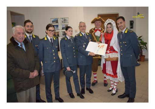 Carnevale: le maschere in visita alla Guardia di Finanza