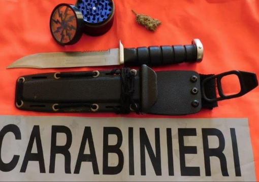 In auto con droga e pugnale: 38enne nei guai