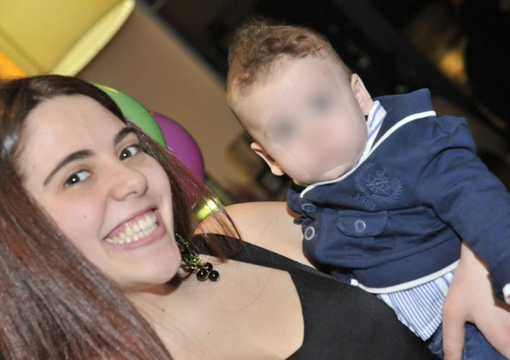 Gaia Russo con il piccolo Leo in braccio