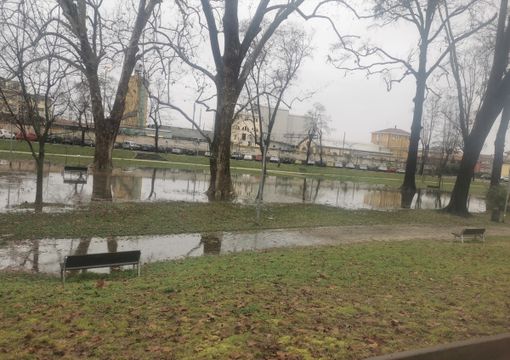 Altre 36 ore di pioggia: allerta meteo per il territorio di Vercelli. Smottamento a Borgosesia