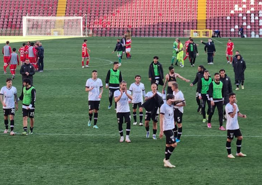 La squadra saluta i sostenitori della Pro (foto Gabriella Biasone)