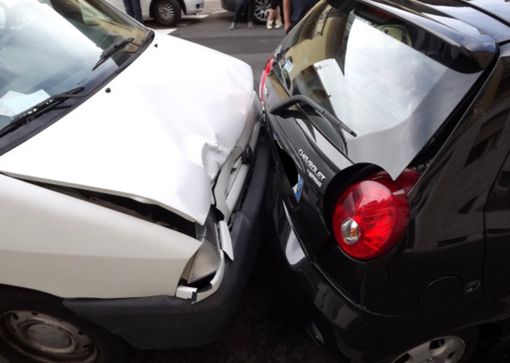 Maxi tamponamento tra sei auto, una donna finisce in ospedale