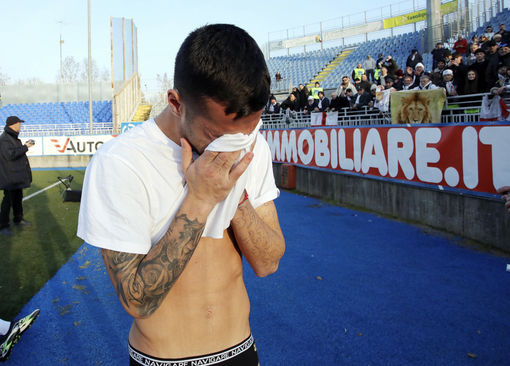 La commozione di Della Morte che saluta i tifosi alla fine del derby