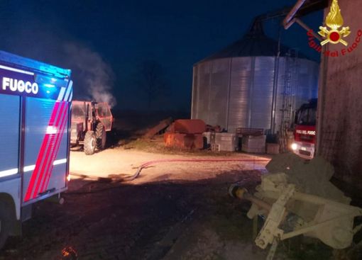 Buronzo: a fuoco un'imballatrice agricola Buronzo: a fuoco un'imballatrice agricola