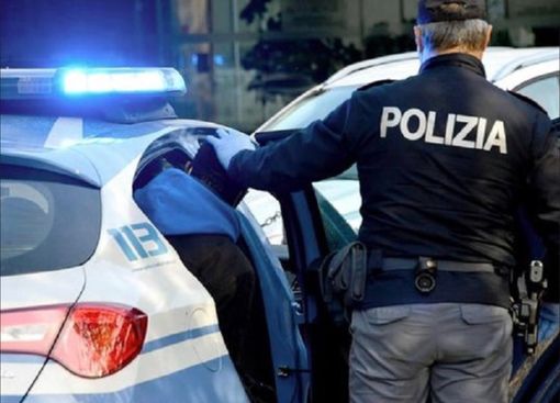 Tenta il suicidio sul cavalcavia, salvata dalla Polizia Tenta il suicidio sul cavalcavia, salvata dalla Polizia