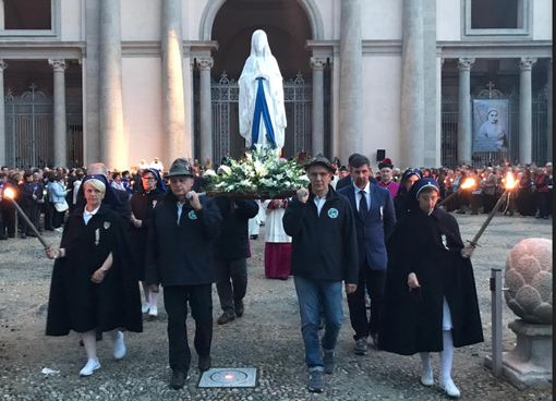 In processione, sentendosi come a Lourdes - FOTOGALLERY In processione, sentendosi come a Lourdes - FOTOGALLERY