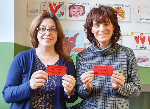 Emanuela Quirci e Cristina Ferraris con il cartellino "No grazie"