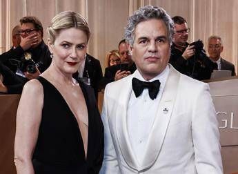 Golden Globes, da Ruffalo a Lyonne: le celebrità indossano spille di protesta contro l'ICE