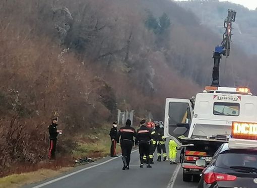 Incidente a Borgosesia: materiale disperso e traffico bloccato