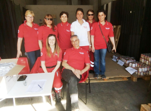 Distribuzione di viveri alla Caserma Garrone