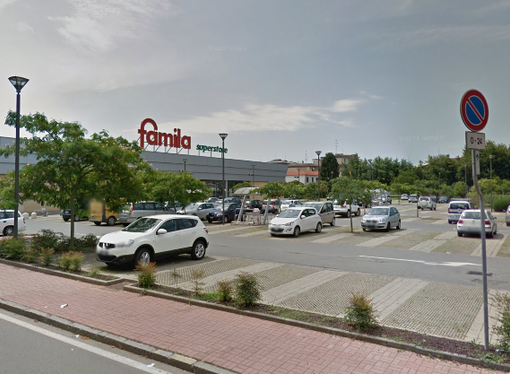 Ladro di portafogli tra gli scaffali del supermercato