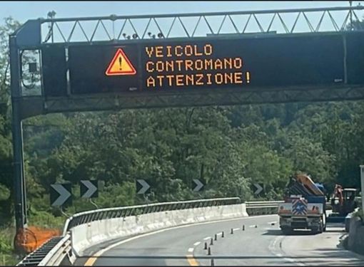 Viaggiava ubriaco e in contromano, tragedia sfiorata sulla Torino-Aosta Viaggiava ubriaco e in contromano, tragedia sfiorata sulla Torino-Aosta