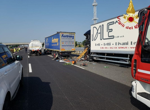 Inferno tra Santhià e Carisio: due incidenti tra mezzi pesanti. Un uomo gravissimo Inferno tra Santhià e Carisio: due incidenti tra mezzi pesanti. Un uomo gravissimo