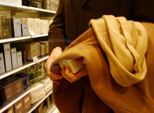 Fanno razzìa di cosmetici: due persone nei guai